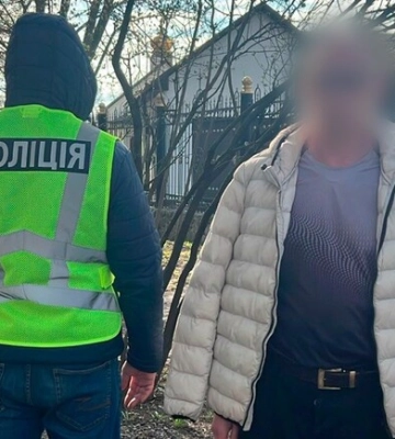 Бросил гранату, выстрелил из пневмата и ударил ножом: в Харькове мужчина напал на сотрудников ТЦК