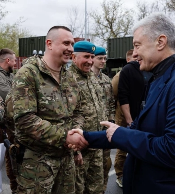 Петро Порошенко передав партію техніки та дронів 15 бригадам і батальйонам