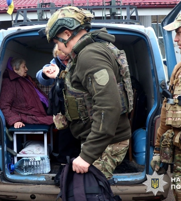 Волонтери та поліцейські евакуювали з прифронтової Дружківки шістьох людей