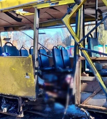 РФ ударила FPV-дроном по автобусу с пассажирами в центре Никополя: трое погибших, 12 раненых