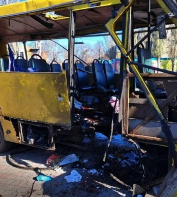 Окупанти вдарили дроном по автобусу в центрі Нікополя: троє загиблих, 12 поранених