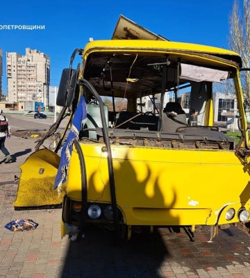 РФ вдарила FPV-дроном по автобусу з пасажирами у центрі Нікополя: троє загиблих, 12 поранених