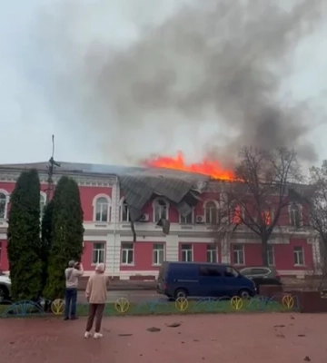 Росіяни атакували центр Прилук на Чернігівщині: горить будівля міськради