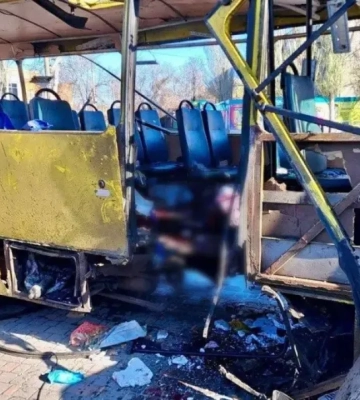 Россияне нанесли удар с помощью дрона по автобусу в центре Никополя: есть погибшие и раненые