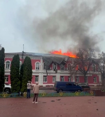 РФ атаковала Черниговскую область: в Прилуках пылает здание горсовета, — "Суспільне" 