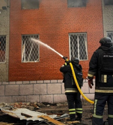 Росіяни вдарили по будівлі податкової у Новгород-Сіверському
