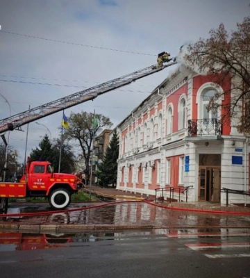 Ворог вдарив по міській раді у Прилуках