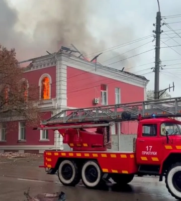 Чернігівщина: Росія вдарила по будівлі мерії в Прилуках