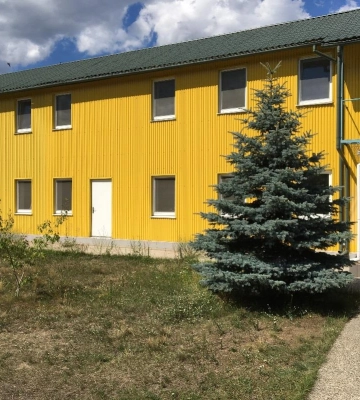 Фармацевтичний склад із власними озерами: у Вишгороді виставили на продаж логістичний комплекс