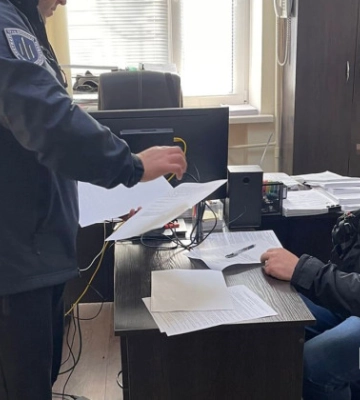 В Николаеве осудили правоохранителя, который сломал ребро адвокату