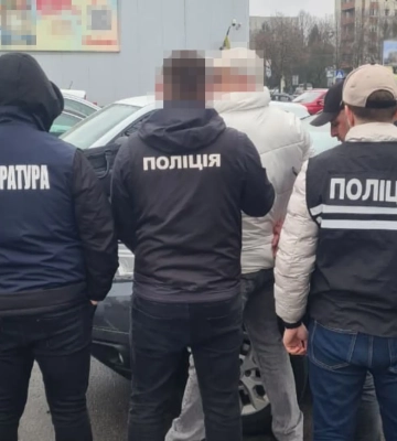 Ексдоцент у Львові за 10 тисяч доларів обіцяв допомогти виїхати за кордон