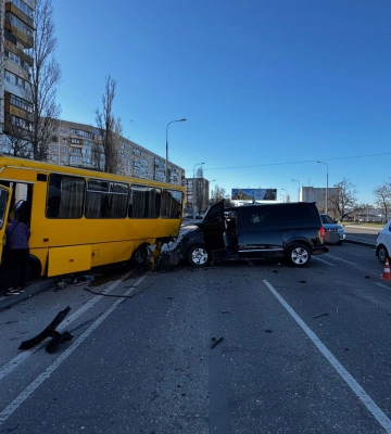 ГБР: В Одессе военный на Volkswagen врезался в маршрутку, одна пассажирка погибла