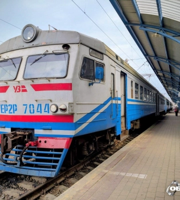 Вантажівка зіткнулася з пасажирським поїздом на Харківщині: низка рейсів затримуються (ФОТО)