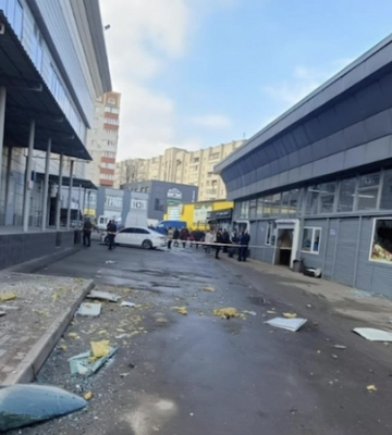 Российский беспилотник попал в ТРЦ в центре Сум