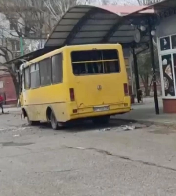 В Херсоне оккупанты сбросили взрывчатку на пассажирский автобус: много раненых