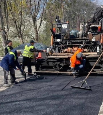 На одній з вулиць Львова ремонтують дорожнє покриття: проїзд транспорту частково ускладнений