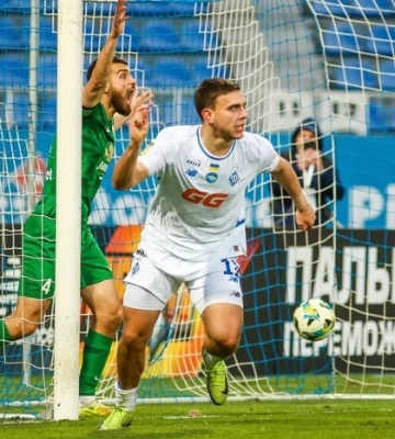 Супербомбардир чемпіонату України виклав фото за кермом зі швидкістю 245 км/год