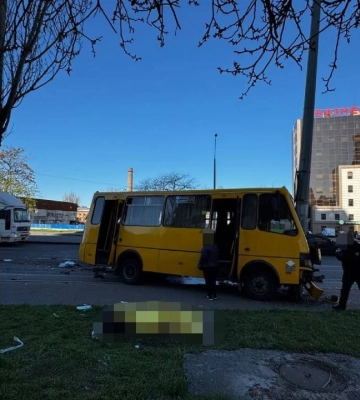 В Одессе произошло смертельное ДТП с участием военнослужащего: есть погибшая и пострадавшие 