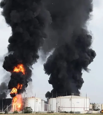 Беспилотники атаковали оккупированную Феодосию: загорелась нефтебаза, - СМИ. ФОТО