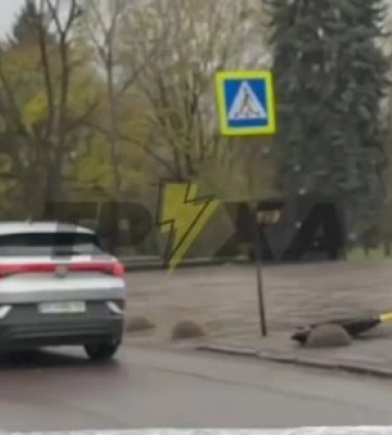 У Луцьку автівка збила чоловіка на електросамокаті