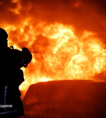Російська атака дронами спричинила пожежу на підприємстві у Харківському районі