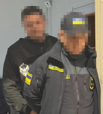 На пункті пропуску «Краковець» затримали митника за «відкати» з валюти
