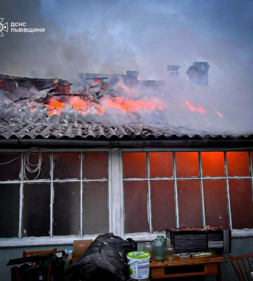 На Львівщині вогнеборці врятували дві будівлі від пожежі, - ФОТО