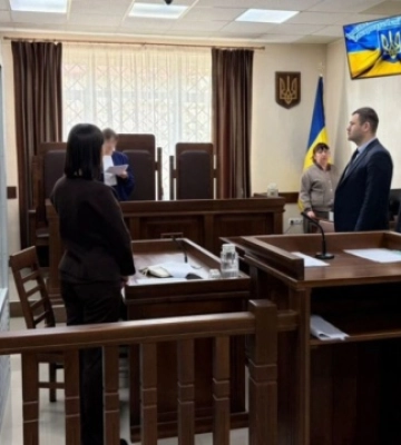 За $1000 здала «в оренду» своїх дітей для жебракування: на Закарпатті жінці повідомили про підозру