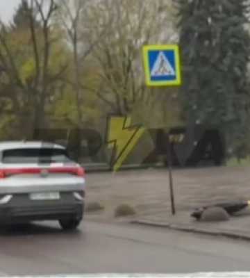 У Луцьку автівка збила чоловіка на електросамокаті