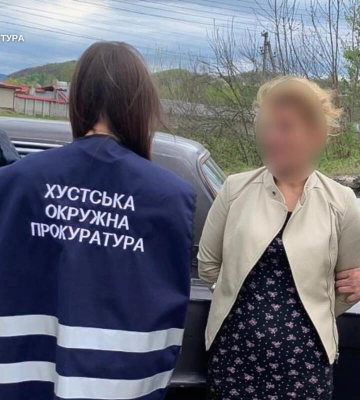 За $1000 здала «в оренду» своїх дітей для жебракування: на Закарпатті жінці повідомили про підозру