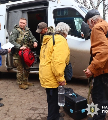 Продовжується евакуація з Дружківки: «Білі Янголи» евакуювали постраждалу жінку та подружжя