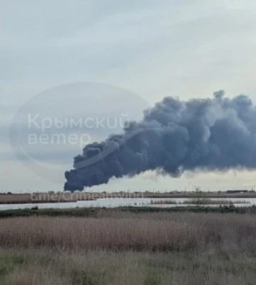 Сили оборони уразили нафтобазу в окупованій Феодосії: вогонь досі не можуть загасити (відео)