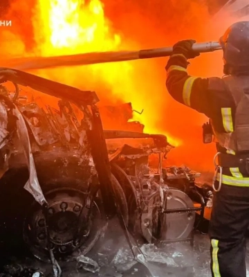 Пошкоджені вантажні та легкові автомобілі: війська РФ безпілотниками вдарили по Корюківському та Чернігівському районах