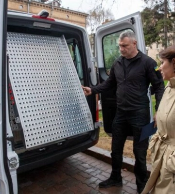 Німецькі партнери передали Києву спецавтобуси для дітей з інвалідністю, - Кличко
