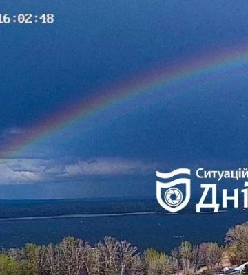 Сюрприз після дощу: величезна веселка постала над Дніпром