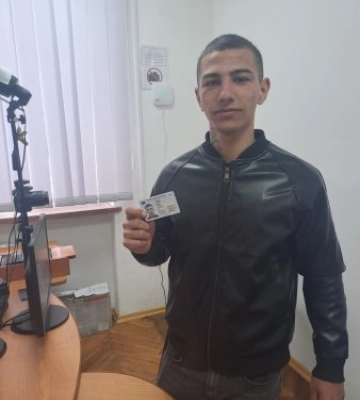 Через чотири країни — до паспорта: на Закарпатті кримчанка отримала перший документ громадянина України