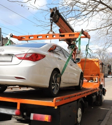 В Одесі евакуювали два автомобілі за паркування на місцях для людей з інвалідністю