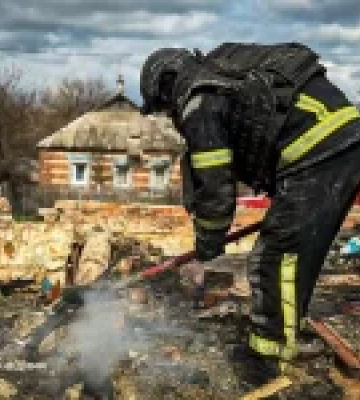 Російські війська атакували безпілотником селище на Харківщині, спалахнули пожежі