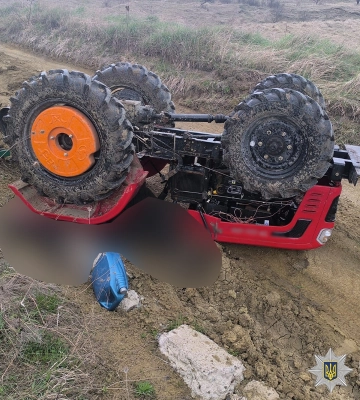 На Буковині внаслідок ДТП на місці загинув кермувальник трактору, - поліція