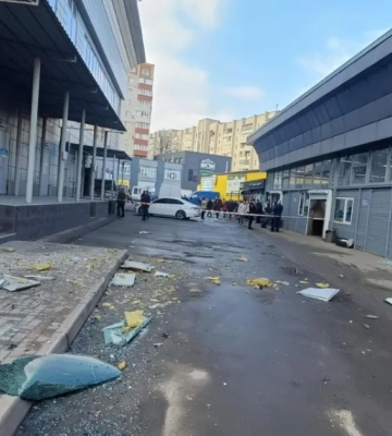 Росіяни поцілили у ТРЦ в центрі Сум, є постраждалі