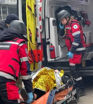Росіяни скинули вибухівку з дрона на маршрутку у Херсоні, є 7 поранених