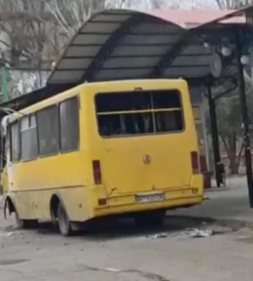 У Херсоні окупанти скинули вибухівку на автобус: багато поранених