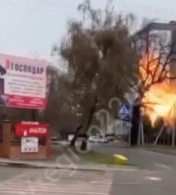В Сети показали видео попадания российского дрона в жилой дом в Обухове