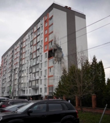 На Київщині через атаку РФ пошкоджені багатоповерхівки й ветклініка, є загиблий і поранений