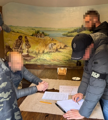 Посадовця Укрзалізниці взяли на отриманні 100 тисяч доларів хабара - Генпрокурор