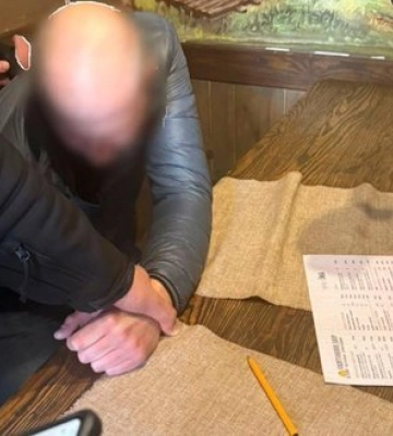 Затримано посадовця "Укрзалізниці", який вимагав $100 тис. хабаря готівкою на Хмельниччині. ВІДЕО+ФОТОрепортаж