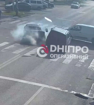 В Днепре на Калиновой Mitsubishi вылетел на тротуар в результате ДТП: есть пострадавший