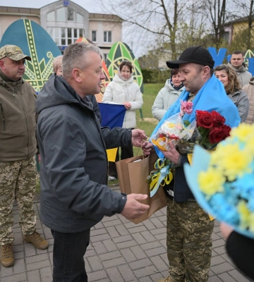 У місті на Волині зустріли звільненого з полону бійця