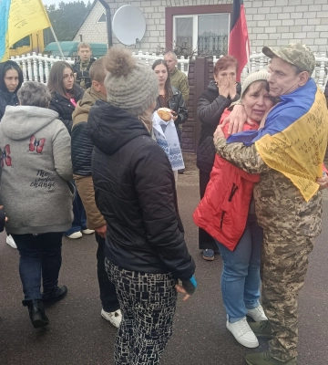 У місті на Волині зустріли звільненого з полону бійця