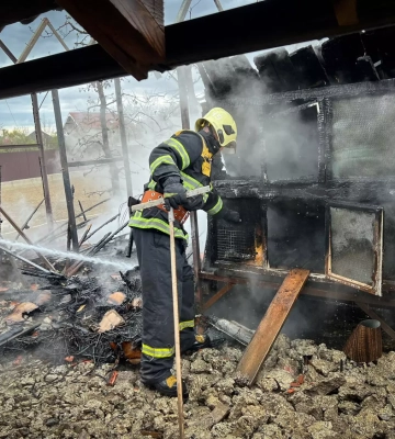 Іршавські рятувальники ліквідували пожежу в господарчій споруді